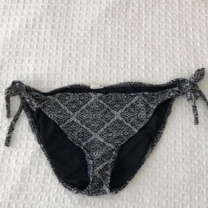 Mossimo looks like lace bikini bottoms